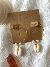 Load image into Gallery viewer, Conch Shell Hoop/White beads
